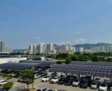 땡볕 막고 전기 만든다…주차장 그늘 된 태양광[넷제로케이스스터디]