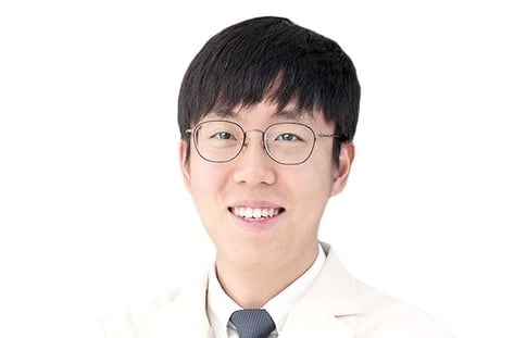 "꿉꿉한 날, 관절 쑤셔서 못 자겠어" 장마철 '불청객' 대처하려면 썸네일