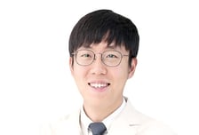 "꿉꿉한 날, 관절 쑤셔서 못 자겠어" 장마철 '불청객' 대처하려면
