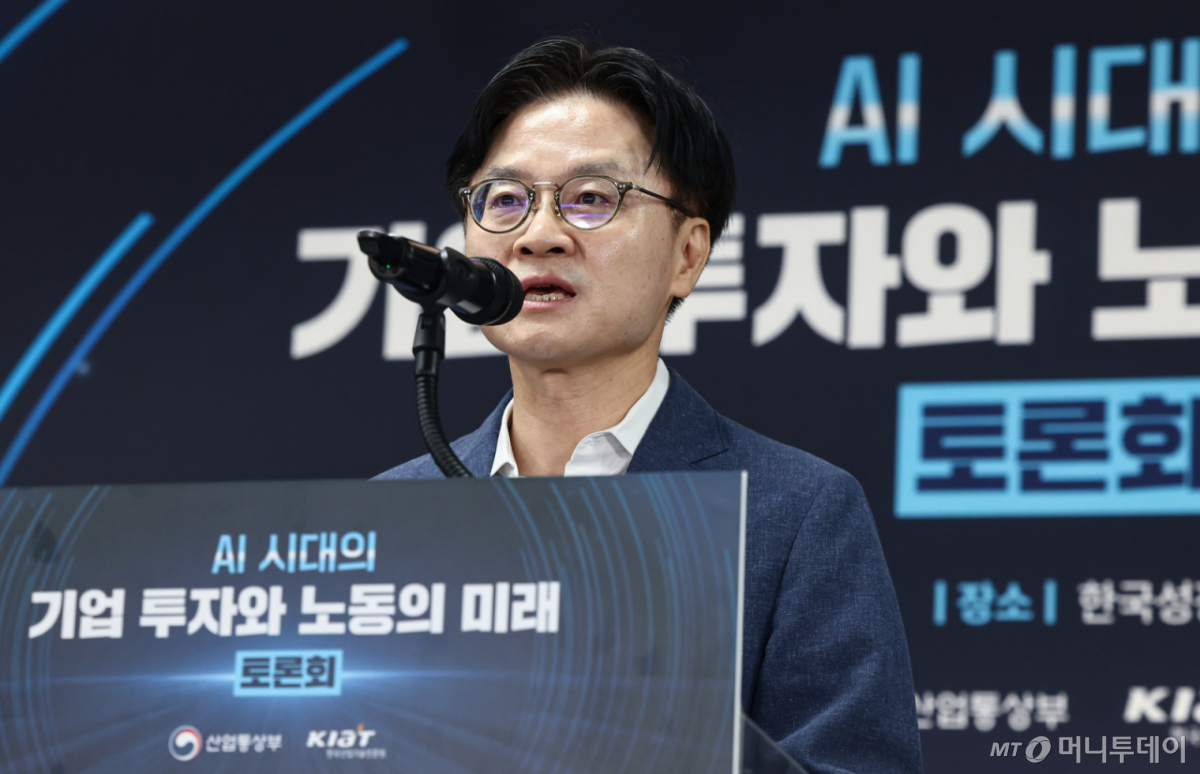 (서울=뉴스1) 김도우 기자 = 김정관 산업통상부 장관이 15일 서울 영등포구 한국성장금융투자운용에서 열린 AI시대의 기업 투자와 노동의 미래 토론회에서 인사말을 하고 있다. 2026.7.15/뉴스1  Copyright © 뉴스1. All rights reserved. 무단 전재 및 재배포,  AI학습 이용 금지. /사진=(서울=뉴스1) 김도우 기자