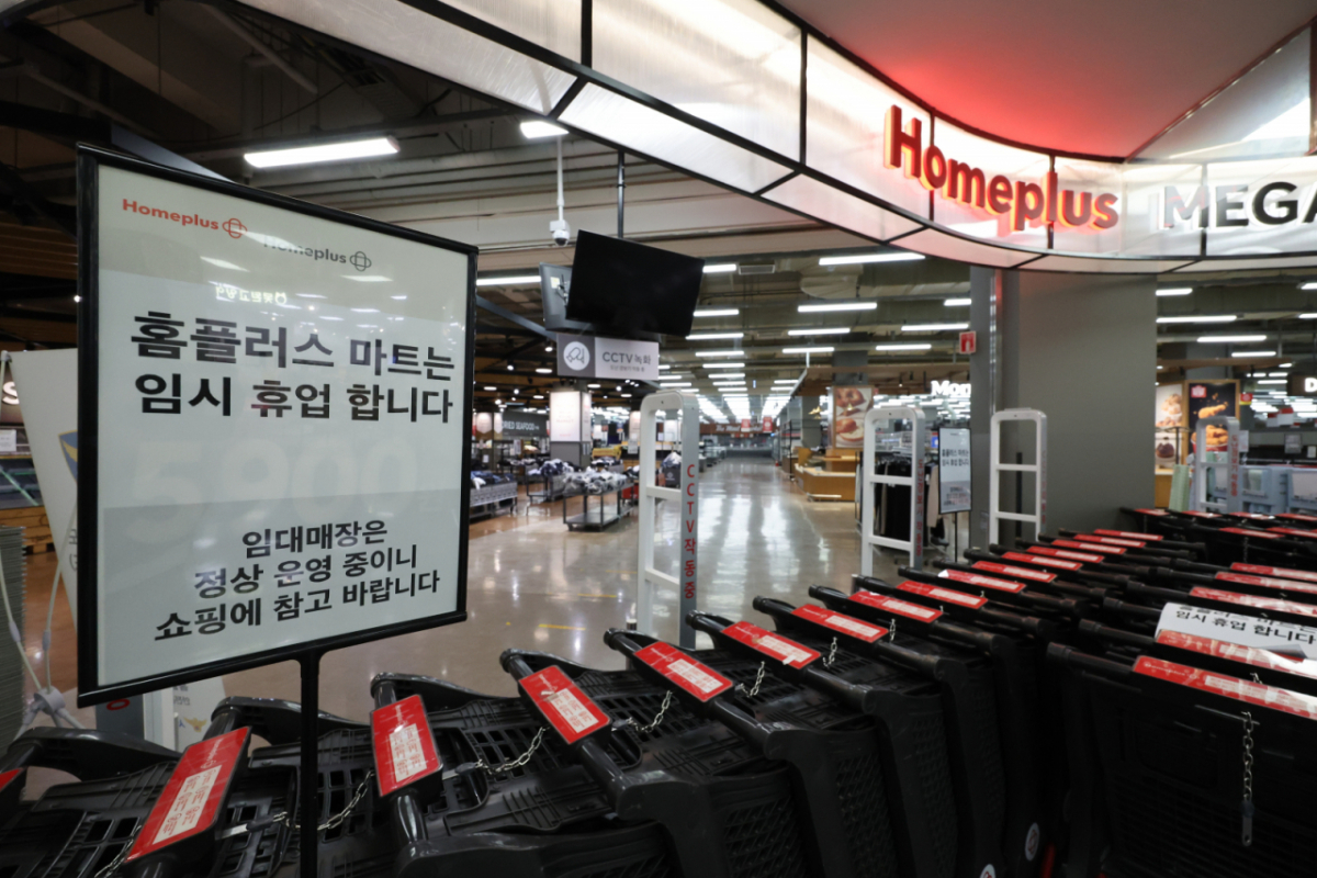 [서울=뉴시스] 황준선 기자 = 홈플러스가 운영자금 고갈에 따른 매장 유지 비용 부족을 이유로 마트 매장 운영을 임시 중단한지 이틀째인 14일 서울 시내 한 홈플러스 매장 입구가 쇼핑 카트로 막혀 있다. 2026.07.14. hwang@newsis.com /사진=황준선