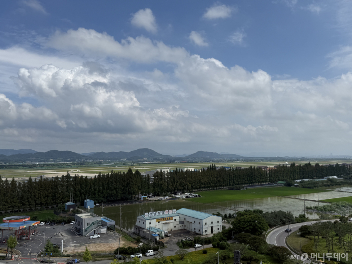 (전남광주=뉴스1) 김태성 기자 = 정부는 6일 광주 군공항 부지에 호남권 반도체 산업단지를 조성하기로 결정했다고 밝혔다. 사진은 광주 군공항 활주로와 주변 부지의 모습.   2026.7.6/뉴스1  Copyright © 뉴스1. All rights reserved. 무단 전재 및 재배포,  AI학습 이용 금지. /사진=(전남광주=뉴스1) 김태성 기자