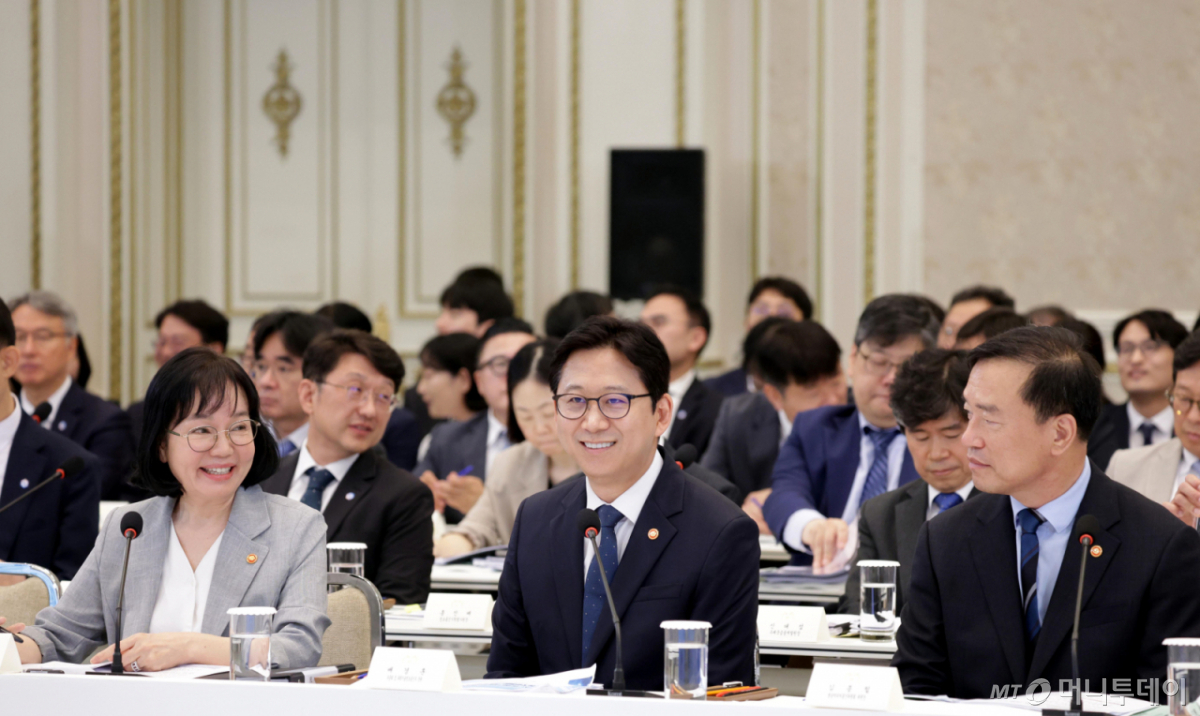 (서울=뉴스1) 허경 기자 = 송경희 개인정보보호위원회 위원장(왼쪽부터), 배경훈 부총리 겸 과학기술정보통신부 장관, 김종철 방송미디어통신위원회 위원장이 16일 청와대 영빈관에서 열린 과학기술정보통신부, 방송미디어통신위원회, 개인정보보호위원회 2차 업무보고에 참석해 있다. (청와대통신사진기자단) 2026.7.16/뉴스1  Copyright © 뉴스1. All rights reserved. 무단 전재 및 재배포,  AI학습 이용 금지. /사진=(서울=뉴스1) 허경 기자