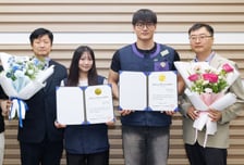 바닥 납작 엎드려..."한국인 친절" 이어폰 찾아준 편의점 근무자들 '포상'