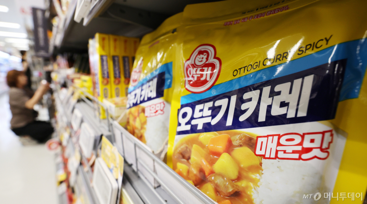 (서울=뉴스1) 박지혜 기자 = 오뚜기가 카레와 당면, 케첩, 후추 등 29개 품목의 출고가를 인상한 16일 서울의 한 대형마트에 오뚜기 제품이 진열돼 있다. 평균 출고가 인상률은 후추류 17%, 당면류 10%, 카레류와 케첩류 각각 6.1%다. 2026.7.16/뉴스1 Copyright © 뉴스1. All rights reserved. 무단 전재 및 재배포, AI학습 이용 금지. /사진=(서울=뉴스1) 박지혜 기자