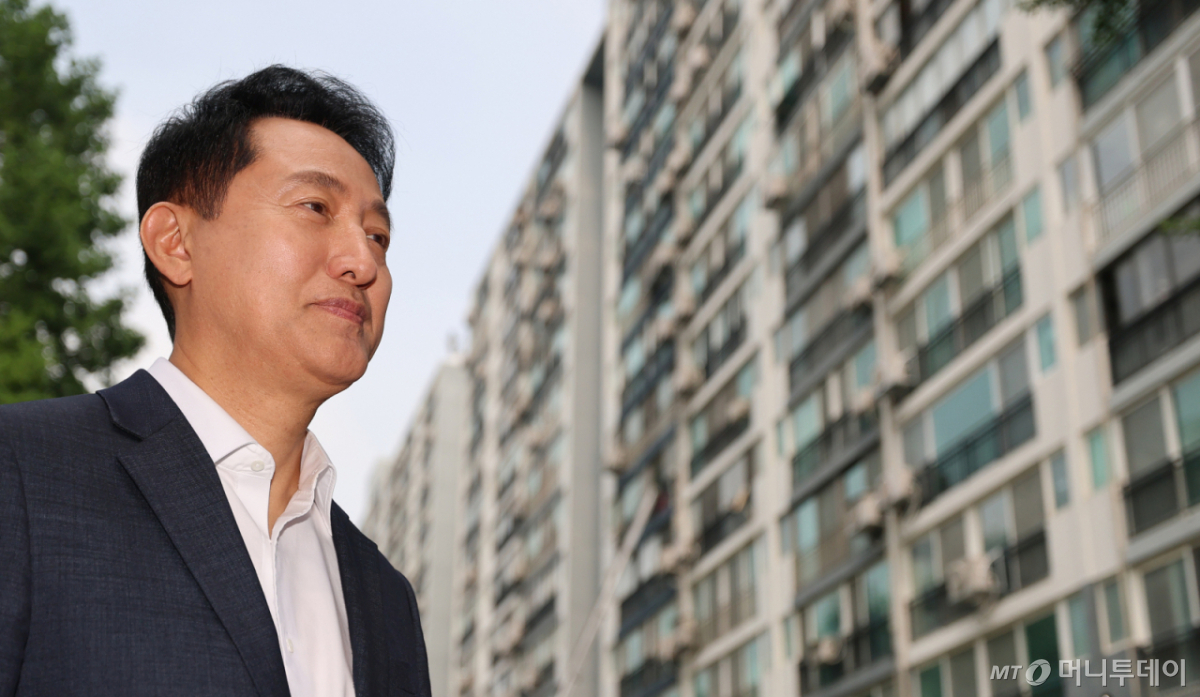  오세훈 서울시장이 16일 준공업지역 공동주택 용적률 완화가 적용된 서울 영등포구 양평 신동아아파트 재건축단지를 방문해 사업 추진 상황을 점검하고 있다./사진=뉴스1