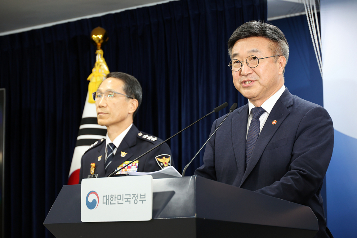 윤호중 행정안전부 장관(오른쪽)이 16일 오후 서울 종로구 정부서울청사에서 경찰 수사 내부비리 근절 및 민주적 통제 강화 방안을 발표하고 있다. /사진제공=행정안전부