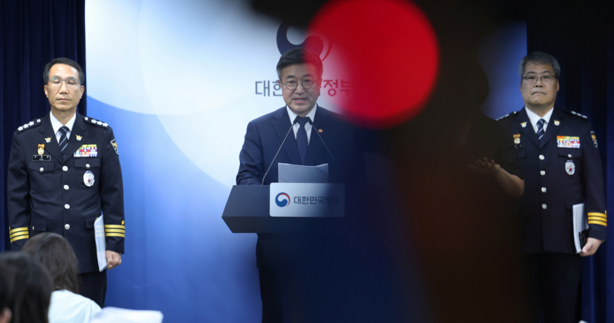 윤호중 행정안전부 장관(가운데)이 16일 오후 서울 종로구 정부서울청사 브리핑실에서 유재성 경찰청장 직무대행(왼쪽)과 홍석기 국가수사본부장이 배석한 가운데 경찰 수사 내부비리 근절 및 민주적 통제 강화 방안을 발표하고 있다. /사진=뉴스1