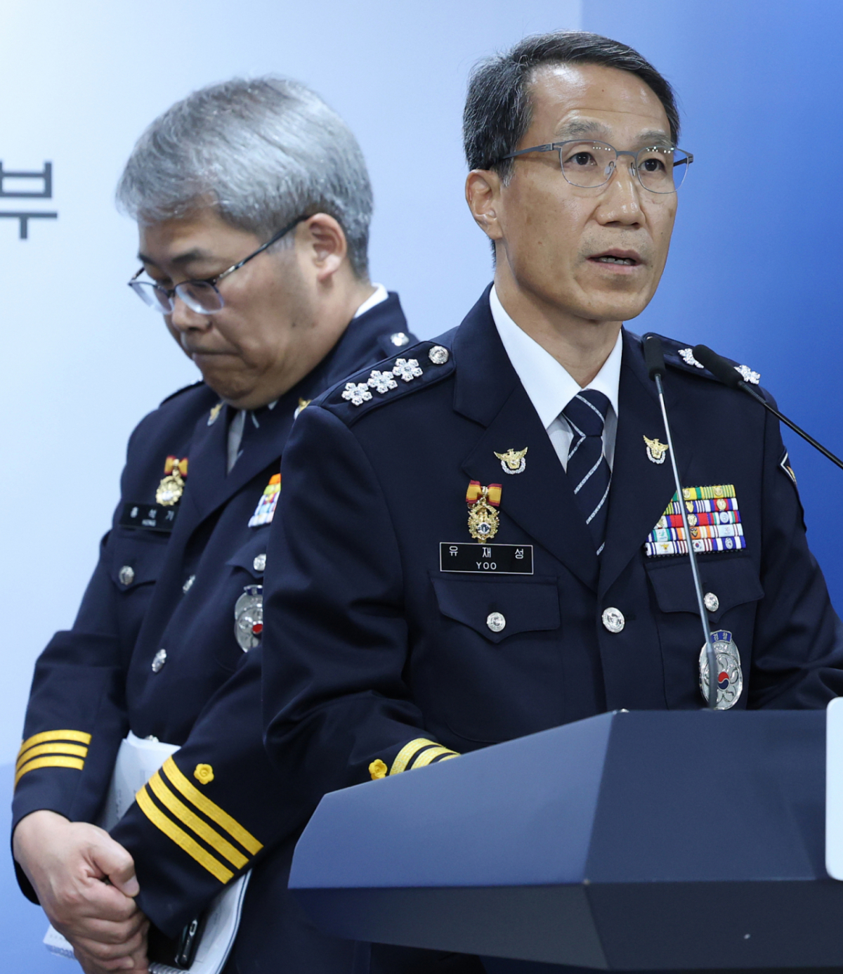 유재성 경찰청장 직무대행(오른쪽)과 홍석기 국가수사본부장이 16일 오후 서울 종로구 정부서울청사 브리핑실에서 윤호중 행정안전부 장관의 경찰 수사 내부비리 근절 및 민주적 통제 강화 방안 대국민 담화와 관련한 취재진의 질문에 답하고 있다. /사진=뉴스1