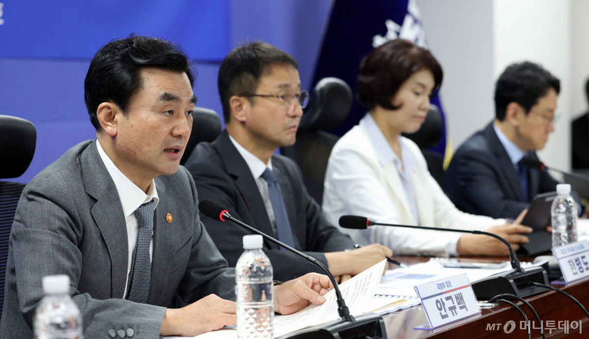 [서울=뉴시스] 고범준 기자 = 안규백 국방부 장관이 16일 서울 여의도 국회 의원회관에서 열린 스마트강군 육성, 국군사관학교 창설방안 당정협의에서 발언하고 있다. 2026.07.16. bjko@newsis.com /사진=고범준
