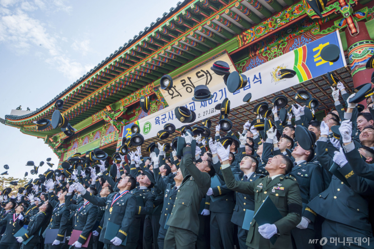 (서울=뉴스1) = 27일 서울 노원구 육군사관학교 화랑연병장에서 열린 육군사관학교 제82기 졸업식에서 생도들이 졸업을 자축하며 정모를 높이 던지고 있다. (육군 제공. 재판매 및 DB 금지)  2026.2.27/뉴스1  Copyright © 뉴스1. All rights reserved. 무단 전재 및 재배포,  AI학습 이용 금지. 