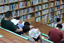 여자들 책 볼 때, 남자들은 논다?…불편한 진실일까, 거짓말일까