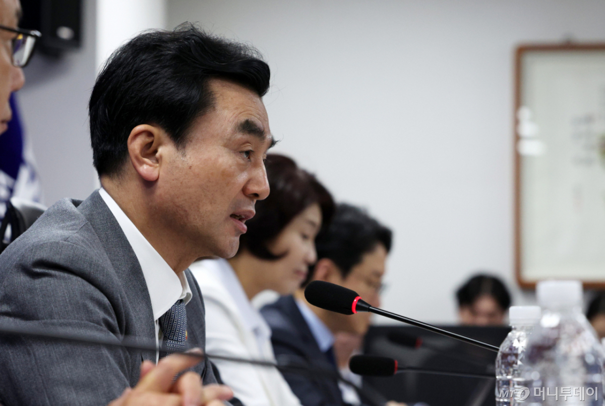 [서울=뉴시스] 고범준 기자 = 안규백 국방부 장관이 16일 서울 여의도 국회 의원회관에서 열린 스마트강군 육성, 국군사관학교 창설방안 당정협의에서 발언하고 있다. 2026.07.16. bjko@newsis.com /사진=고범준