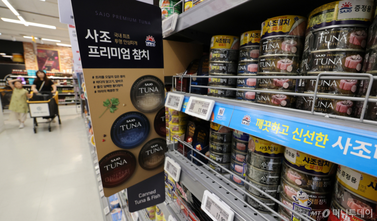 (서울=뉴스1) 박지혜 기자 = 16일 서울의 한 대형마트에 종합식품기업 사조 참치캔 제품이 진열돼 있다. 사조는 다음 달 3일부터 참치캔 10%, 꽁치·고등어 등 수산캔 20%, 장류와 식용유지류는 각각 12%씩 출고가를 인상할 예정이다. 2026.7.16/뉴스1 Copyright © 뉴스1. All rights reserved. 무단 전재 및 재배포, AI학습 이용 금지. /사진=(서울=뉴스1) 박지혜 기자