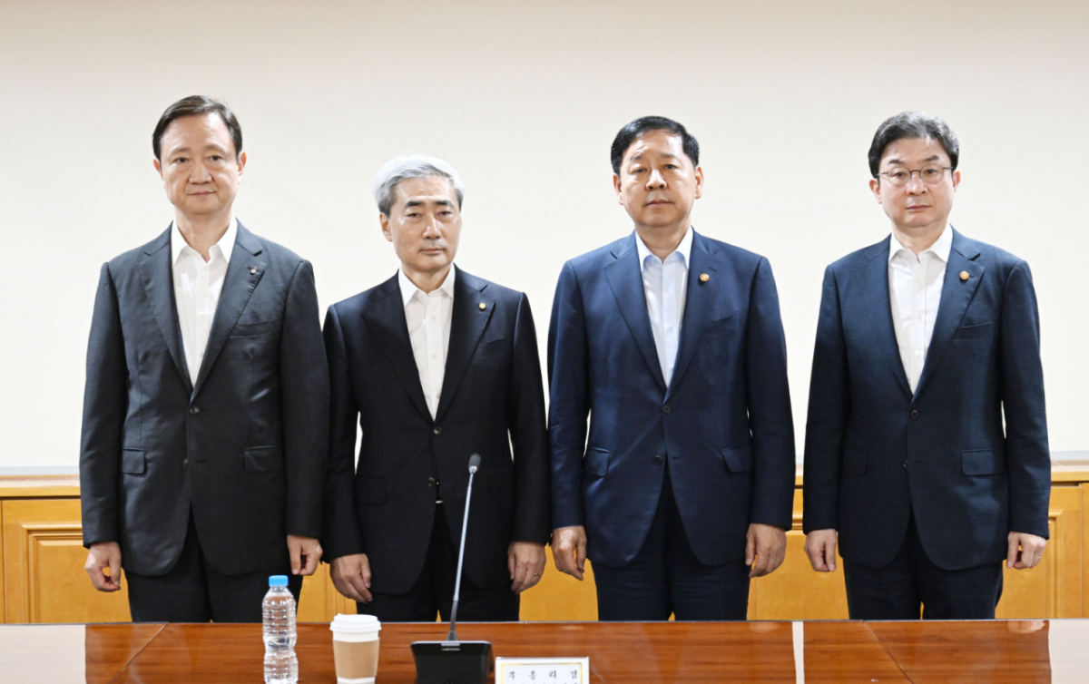 구윤철 부총리 겸 재정경제부 장관이 16일 오후 서울 중구 은행연합회에서 열린 시장상황점검회의에서 기념촬영 하고 있다. 왼쪽부터 이찬진 금융감독원장, 신현송 한국은행 총재, 구윤철 부총리, 이억원 금융위원장. /사진=재정경제부