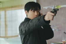 '결혼의 완성' 남궁민, 이상희에 총 겨눴다!...살얼음판 첫 대면 포착