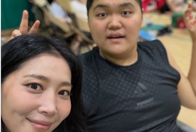 '재혼' 오윤아, 취업한 발달장애 아들 근황 공개..."하얗게 불태워" 썸네일