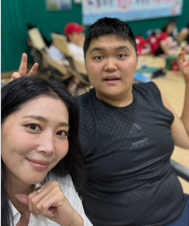 배우 오윤아와 아들 송민의 모습. /사진=오윤아 SNS