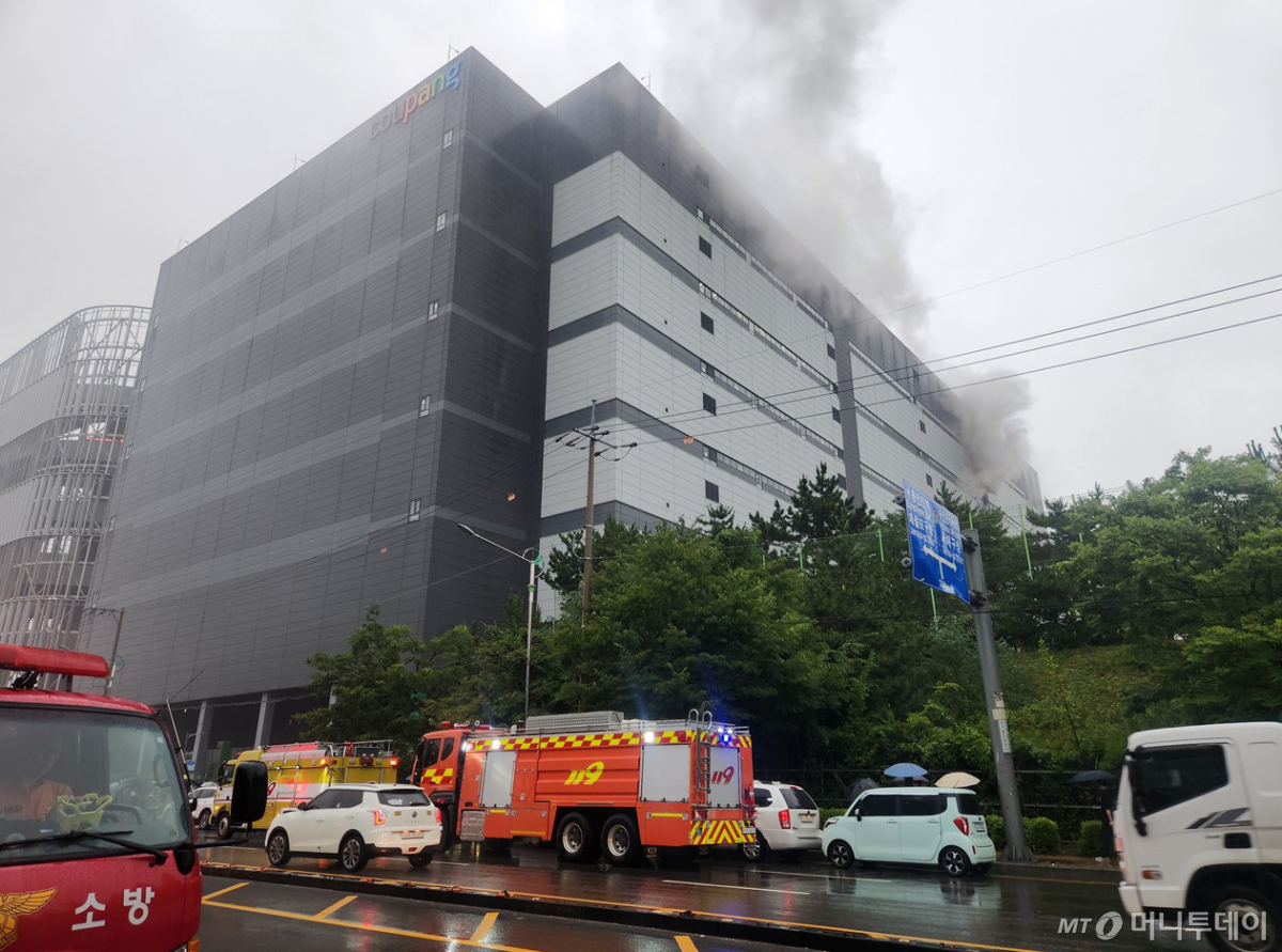 18일 인천 서해구 석남동 쿠팡32물류센터 6층에서 화재가 발생해 소방 관계자들이 화재 진화 작업을 펼치고 있다.  물류센터 직원 등 121명은 화재를 미리 인지하고 스스로 대피했으며, 현재까지 확인된 인명 피해는 없다/사진 제공=인천소방본부