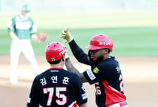 [포토]'1회초 팀 첫안타' 카스트로